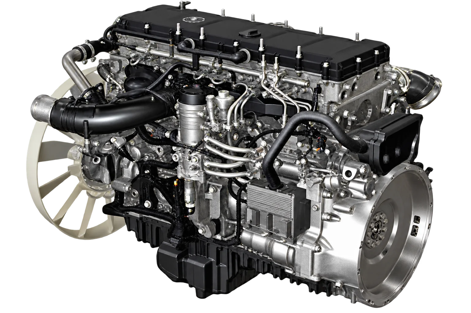 Un moteur diesel de poids lourd avec turbocompresseur, tuyauteries et ventilateur, photographié seul sur fond blanc.