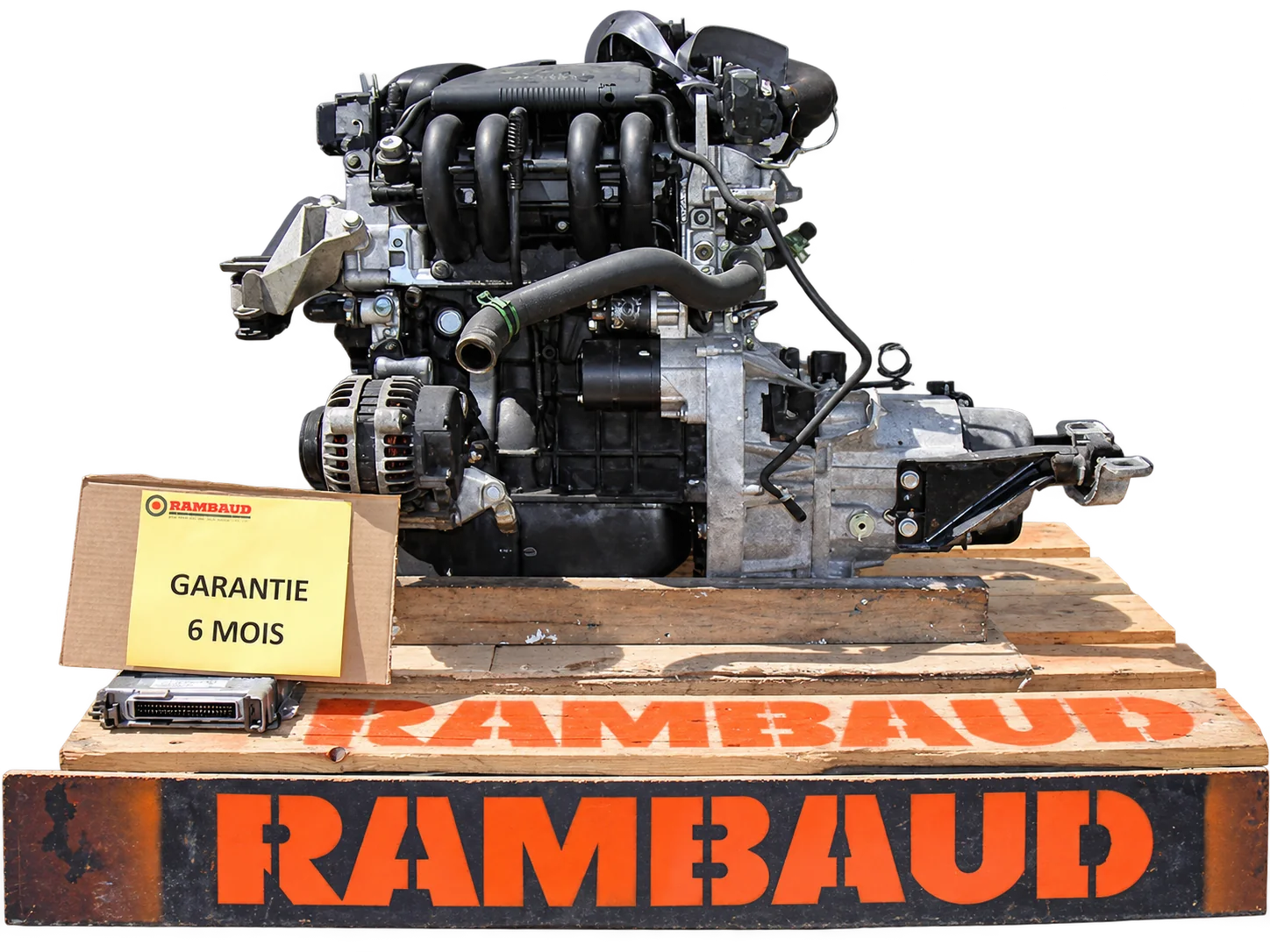 Un moteur d'occasion avec sa boîte de vitesses posé sur une palette en bois estampillée Rambaud, accompagné d'une étiquette indiquant une garantie de 6 mois.