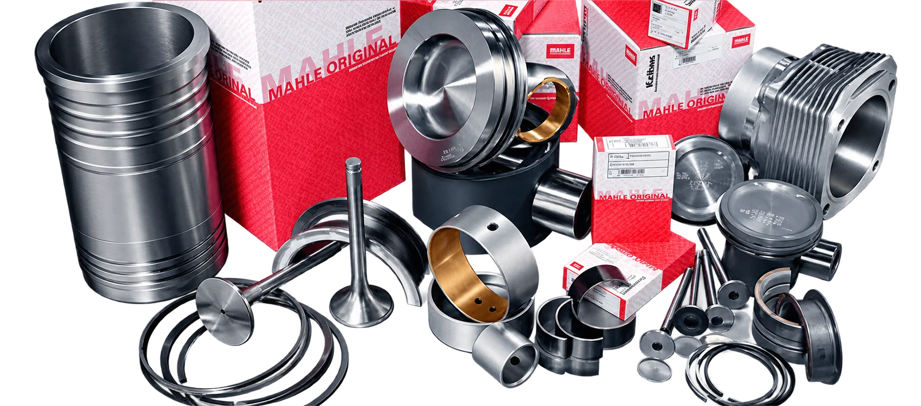 Assortiment de pièces moteur Mahle Original, avec chemises, pistons, soupapes, coussinets et segments posés sur une surface métallique devant des boîtes rouges.